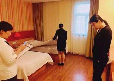 情侶外出住酒店時，為何會遭遇警察突擊查房？服務員道出緣由！